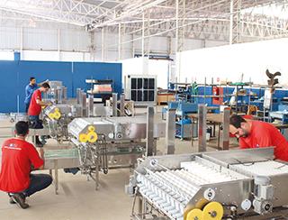 Criadero Ad`oro y Granja Bela Vista participan en capacitación en fábrica